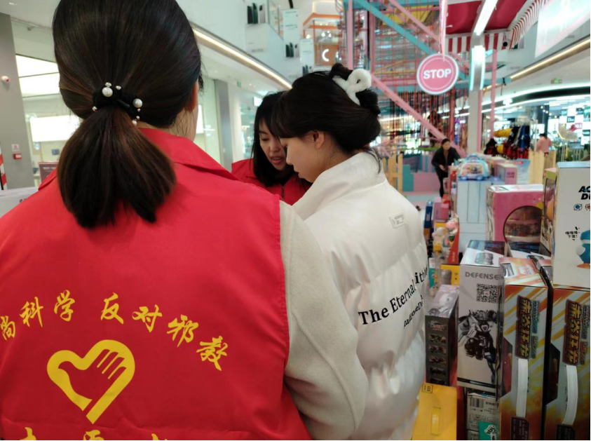 抵制邪教渗透筑牢反邪防线---浙江省永康市开展反邪教宣传进商场活动563.png 抵制邪教渗透筑牢反邪防线---浙江省永康市开展反邪教宣传进商场活动563.png