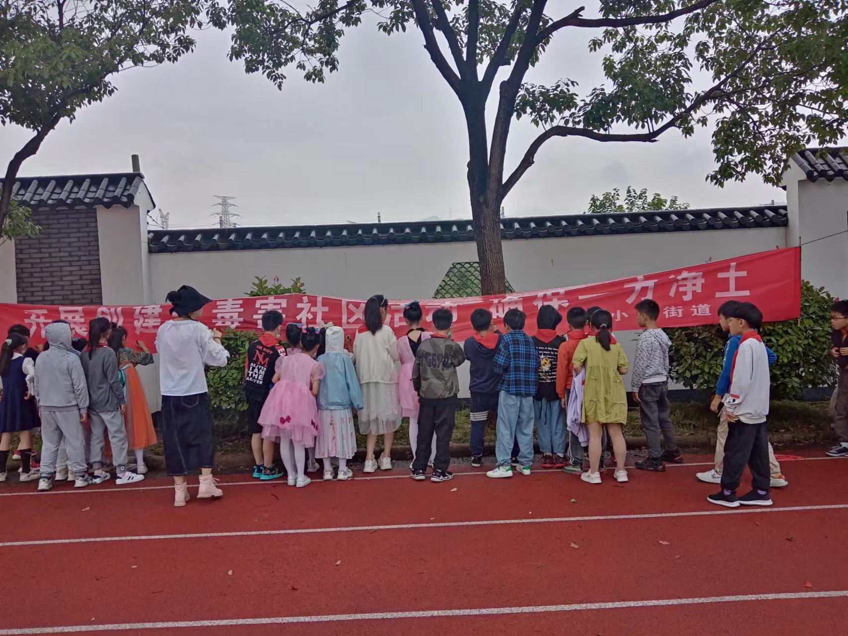 校园拒绝邪教承诺签名活动1.jpg