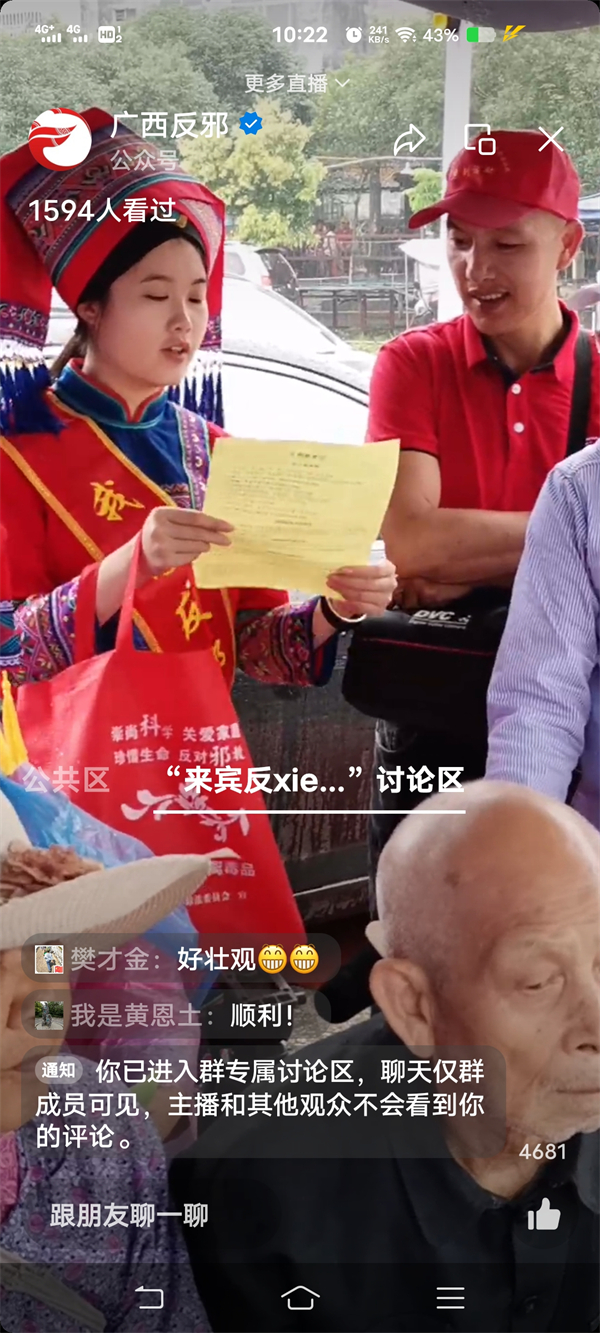 活动现场发放宣传资料.jpg 活动现场发放宣传资料.jpg