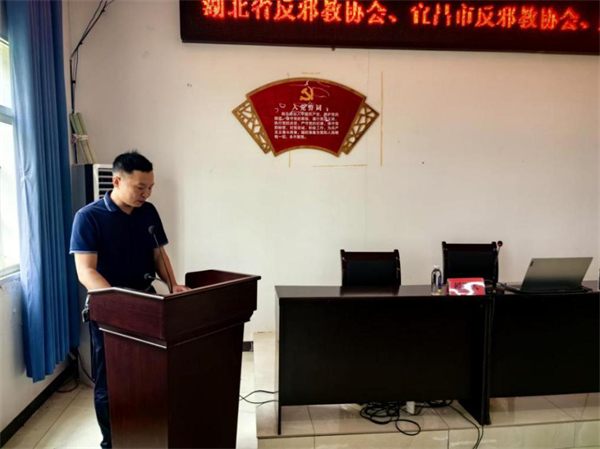 活动由刘家冲村党支部第一书记皮劲松同志主持.jpg 活动由刘家冲村党支部第一书记皮劲松同志主持.jpg