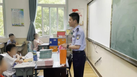 浙江瓯海：小学生发现举报“特殊”纸币，警察叔叔：送奖上门！132.png