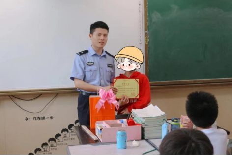 浙江瓯海：小学生发现举报“特殊”纸币，警察叔叔：送奖上门！696.png