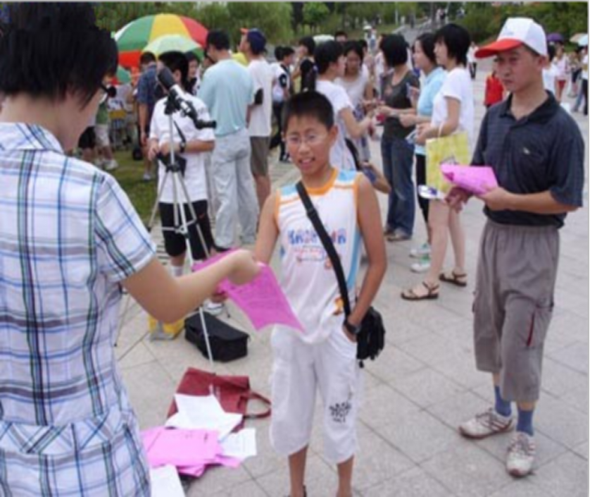 浙江省义乌市委政法委组织老外走进市场和社区宣传反邪教801.png