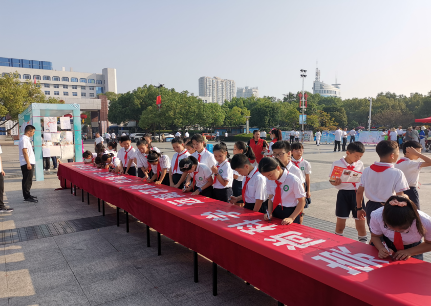 浙江省兰溪市开展第六届防范邪教宣传月活动251.png