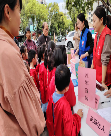 浙江省金华开发区江南街道举办反邪教“亲子定向赛”游戏---大手牵小手共闯“反邪”关358.png