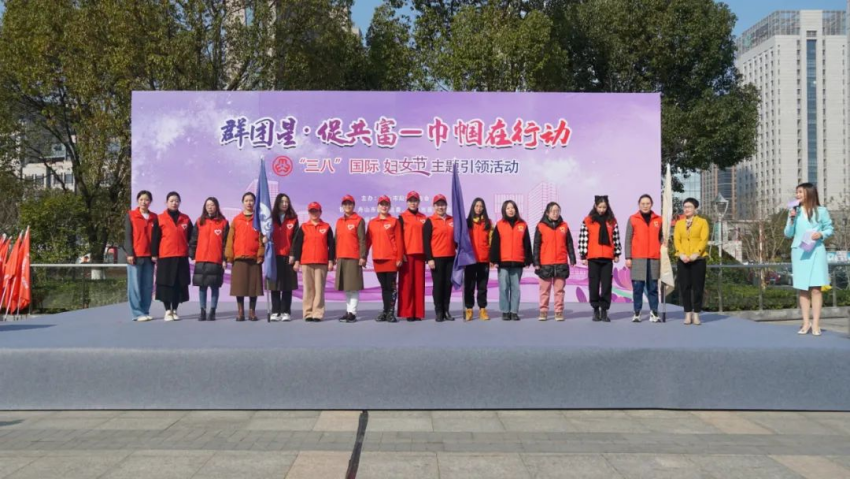 浙江舟山：东海渔嫂反邪员授旗1319.png