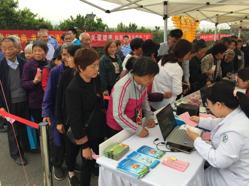 浙江黄岩借“橘花节健康回家”大型义诊公益活动开展反邪教宣传440.png 浙江黄岩借“橘花节健康回家”大型义诊公益活动开展反邪教宣传440.png