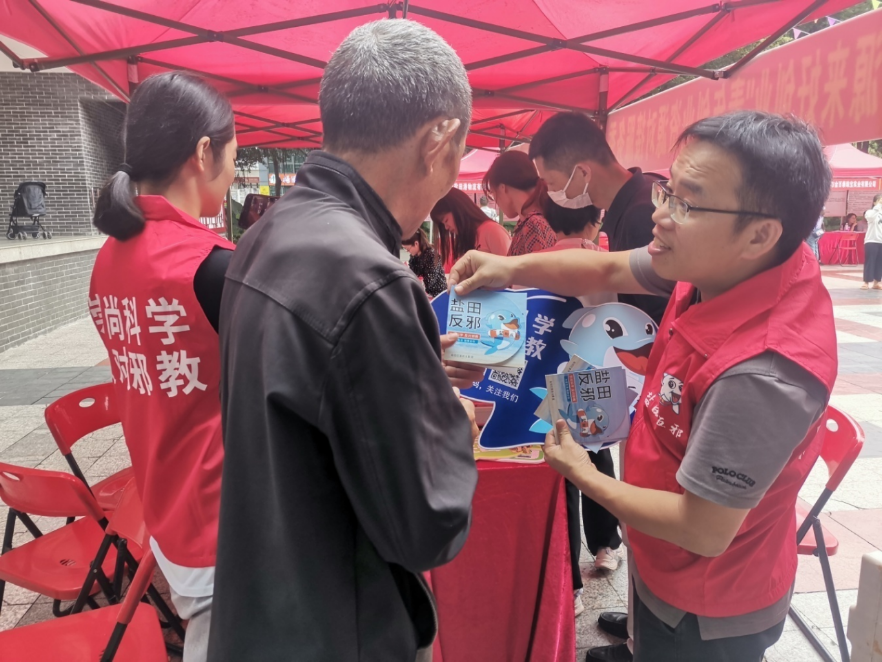 深圳市盐田区委政法委+广东盐田：反邪教宣传进民生帮扶招聘会+警示教育+庞康力419.png