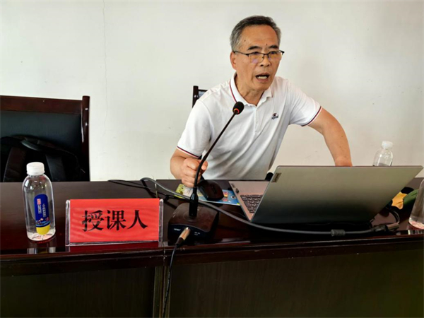 湖北省反邪教协会教育转化部主任、全国教育转化专家曾中衍同志为大家上党课1.jpg 湖北省反邪教协会教育转化部主任、全国教育转化专家曾中衍同志为大家上党课1.jpg