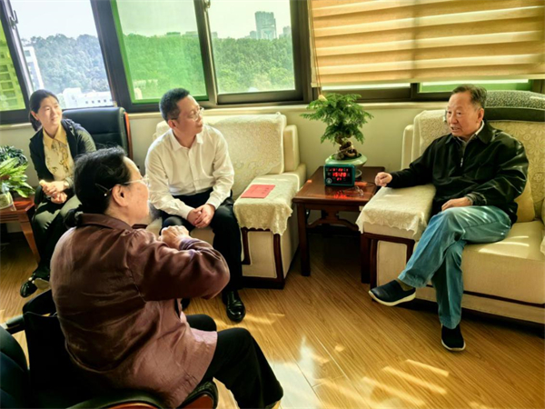片湖北省委政法委、省反邪教协会负责人看望协会理事长叶朝辉院士2.jpg 片湖北省委政法委、省反邪教协会负责人看望协会理事长叶朝辉院士2.jpg