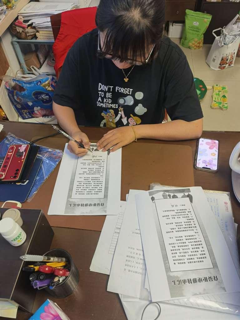 社区工作人员签订拒绝邪教承诺卡.jpg