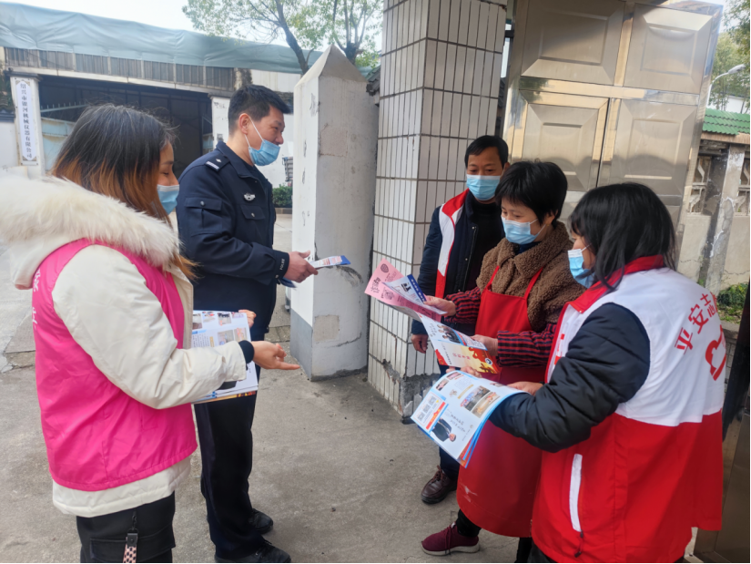 绍兴上虞区道墟街道冬委治安大巡防开展反邪宣传437.png