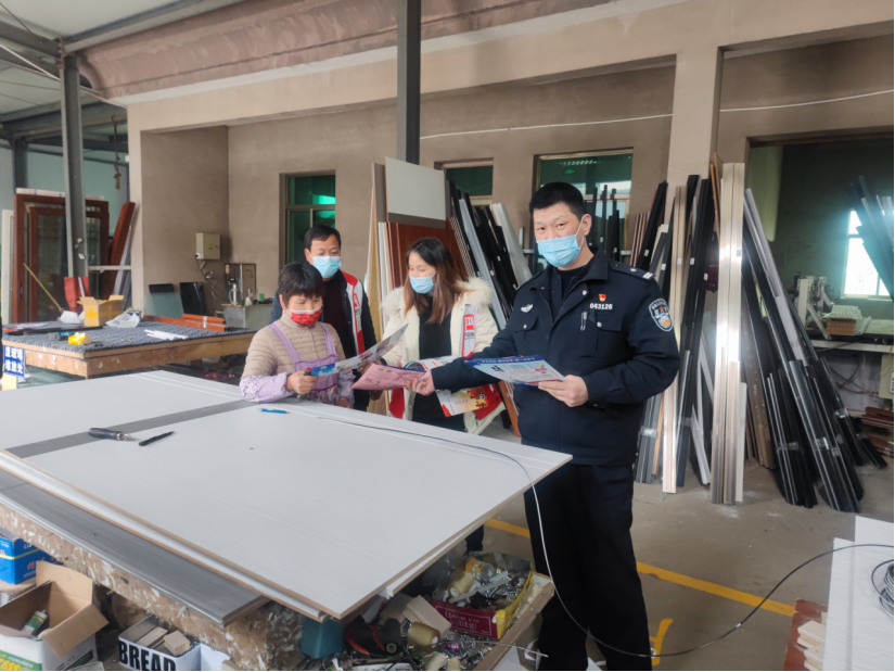 绍兴上虞区道墟街道冬委治安大巡防开展反邪宣传441.png