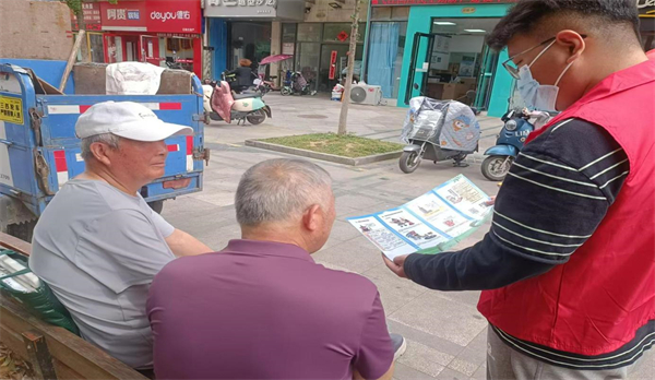 网格员向群众发放反邪宣传资料并讲解反邪相关知识.jpg