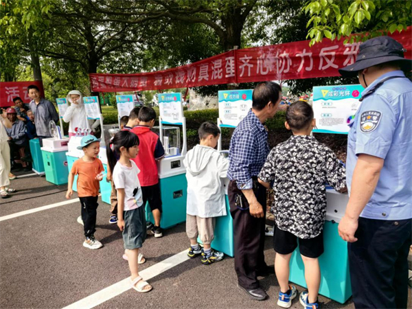 群众、学生和科普大篷车互动图片5.jpg 群众、学生和科普大篷车互动图片5.jpg