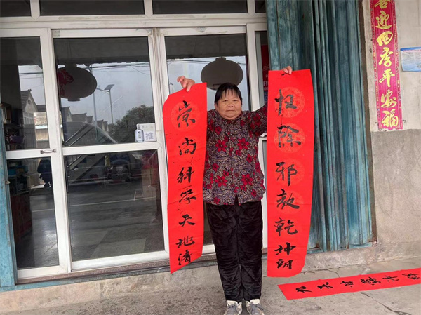 群众展示反邪教春联繁昌3.jpg