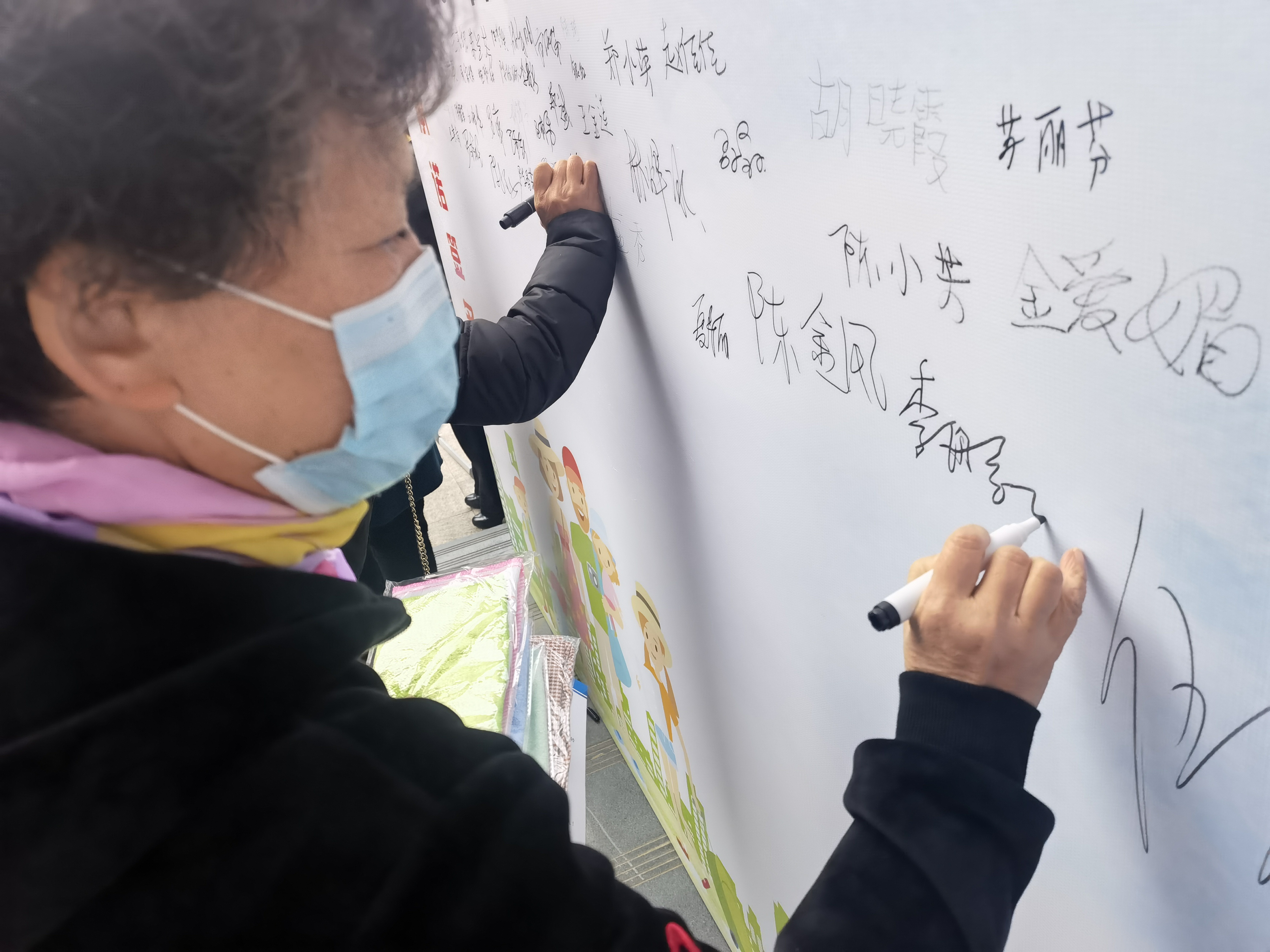 群众签名齐反邪.jpg