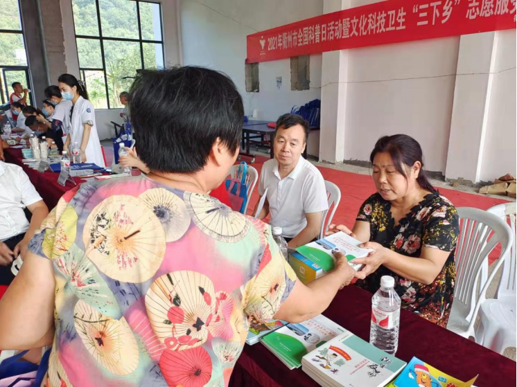 衢州柯城：借力“三下乡”服务活动送反邪教知识到农村506.png