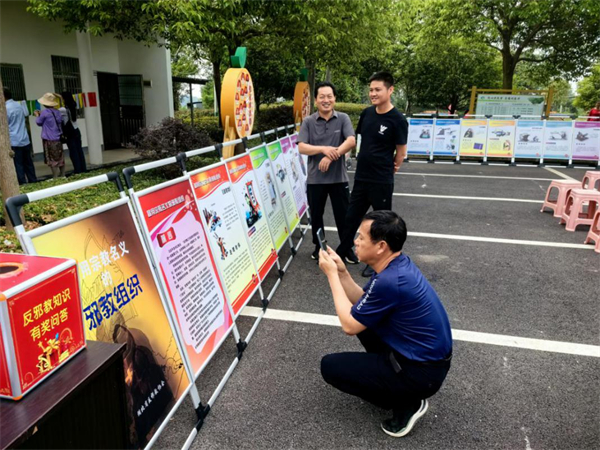 观看《冒用宗教名义的邪教组织》反邪教知识宣传展览图片5.jpg 观看《冒用宗教名义的邪教组织》反邪教知识宣传展览图片5.jpg