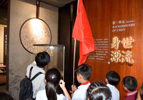 讲解员潘芳芳正在为同学们讲述陈傅良生平事迹融合清风知识.jpg 讲解员潘芳芳正在为同学们讲述陈傅良生平事迹融合清风知识.jpg