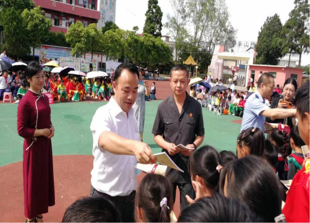 贵州省反邪教协会简讯2022（69）县委政法委开展反邪防邪宣传1815.png