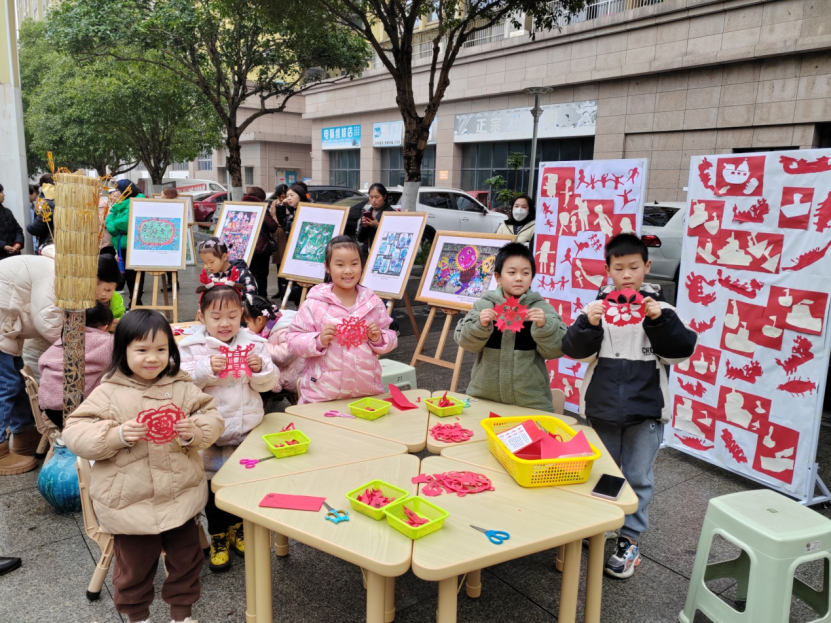 重庆市合川区：反邪春联送祝福，文明科学迎新春451.png