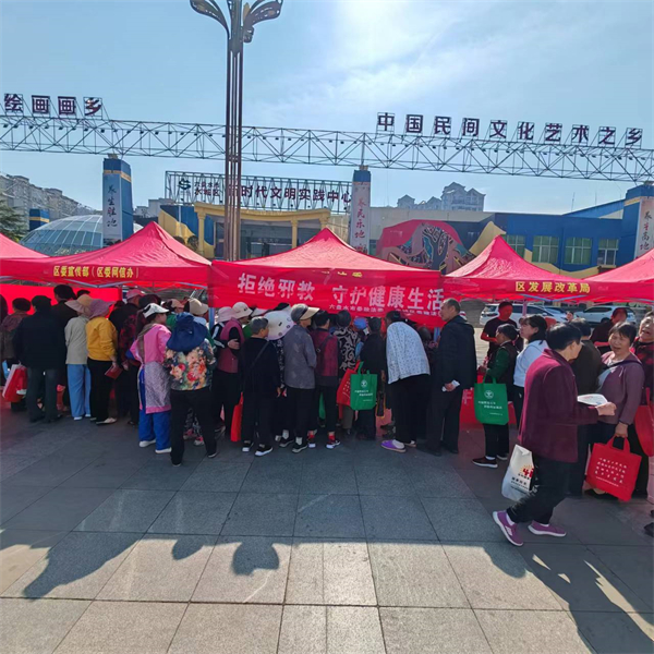 （图为：宣传人员向群众宣传防范邪教相关知识）_副本.jpg